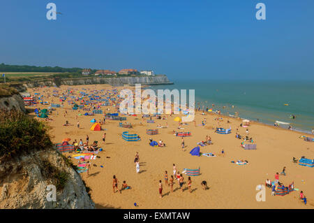 Ein überfüllter Joss Bay Beach in der Nähe von Cranbrook, Isle of Thanet, Kent, England, Großbritannien Stockfoto