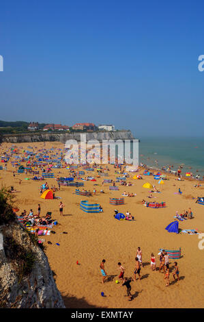 Ein überfüllter Joss Bay Beach in der Nähe von Cranbrook, Isle of Thanet, Kent, England, Großbritannien Stockfoto