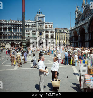 Der Markusplatz von Venedig, Italien 1980er Jahre. Markusplatz Piazza Venezia, Italien der 1980er Jahre. Stockfoto