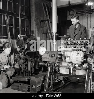 1950er-Jahren, historische, zwei Studenten oder Auszubildende mit Klemmbrettern Notizen von Industriemaschinen. Stockfoto