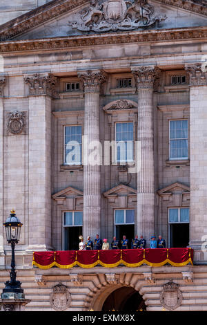 Die britische königliche Familie stand auf dem Balkon des Buckingham Palace, London, England Stockfoto