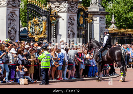 Menschenmengen sammeln außen Buckingham Palace, den 70. Jahrestag der Schlacht von Großbritannien Vorbeiflug, London, England zu sehen Stockfoto