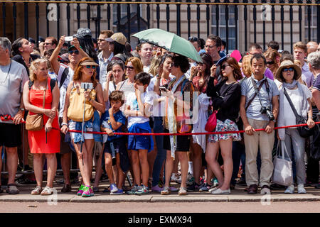 Menschenmengen sammeln außen Buckingham Palace, den 70. Jahrestag der Schlacht von Großbritannien Vorbeiflug, London, England zu sehen Stockfoto