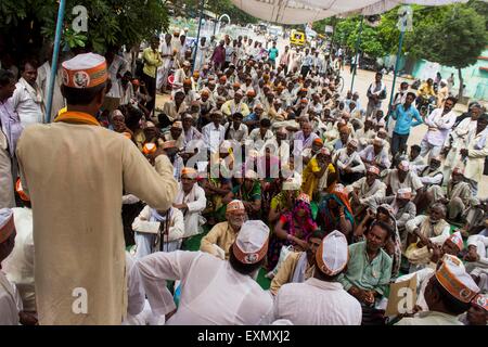 Chitrakut Dham, Indien. 15. Juli 2015. Landwirte, die Zugehörigkeit zur Union Bundelkhand Kisan(Farmers) angeschlossenen Farmers Union von Indien, Griff auf eines Tages Streikposten Aufregungen in den sieben Bezirken von Uttar Pradesh von Bundelkhand-Banda, Chitrakut, Hamirpur, Jalaun, Jhansi, Lalitpur und Mahoba gegen die District Administration Landesregierung und der indischen Regierung Korruption über Hilfsfonds ausgestellt an die Landwirte zu stoppen. Im Jahr 2009 Uttar Pradesh erhielt Rs.3,506 Crore als Teil eines Rs.7,266 Crore Bundelkhand-Pakets vom Zentrum, aber Bhaiya sagt Geld profitiert Bauunternehmen, nicht die Landwirte. Stockfoto