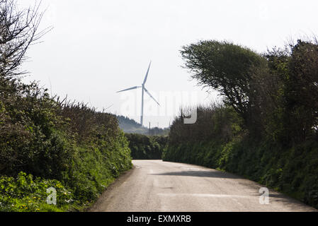 Cornwall, England. Windturbine am Ende der Straße. Stockfoto