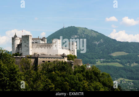 Festung Hohensalzburg auf dem Festungsberg mit dem Gaisberg Berg darüber hinaus an einem Sommertag in Salzburg, Österreich Stockfoto