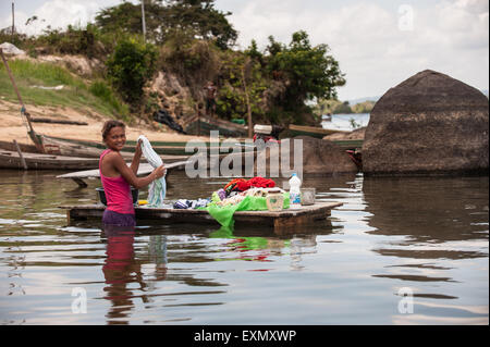 Rio Xingu, Bundesstaat Para, Brasilien. Ilha da Fazenda Siedlung. Caboclo Mädchen Wäsche im Fluss waschen. Stockfoto