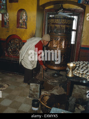 Sterben Sie Große Gebetstrommel von Boudhanath Im Kathmandu-Tal, Nepal 1970er Jahre. Das große Gebet Trommel Boudhanath in Katmandu-Tal, Nepal-der 1970er Jahre. Stockfoto
