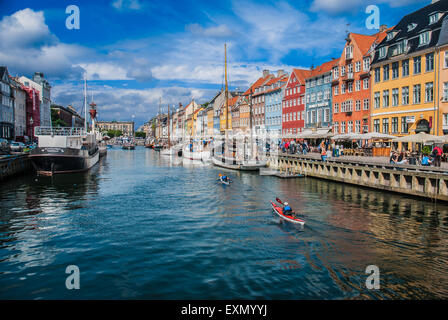 Nyhavn, 17. Jahrhundert am Wasser in Kopenhagen, an einem sonnigen Tag mit 18. Jahrhundert Stadthäuser und Bars, Cafés und Restaurants. Stockfoto