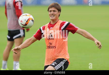 Hamburg, Deutschland. 14. Juli 2015. Hamburgs Gotoku Sakai führt während des Trainings der deutschen Fußball-Bundesliga-Fußball-Club Hamburger SV im Volksparkstadion in Hamburg, Deutschland, 14. Juli 2015. Foto: AXEL HEIMKEN/Dpa/Alamy Live News Stockfoto