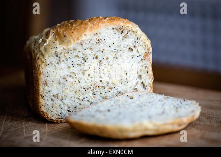 Multi Korn Brot hausgemachte Weißbrot. Dies hat frisch in einem inländischen Brot Maschine bilden gewesen und ist bereit, gegessen zu werden. Stockfoto