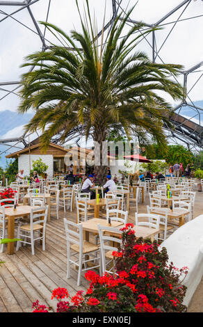 Restaurant im Mittelmeer Biom im Eden Project, Bodelva, in der Nähe von St Austell, Cornwall, England, UK Stockfoto