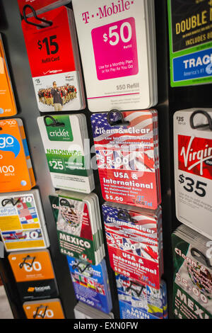 Eine Anzeige der internationalen und inländischen Prepaid-Telefonkarten von verschiedenen Trägern in einem Store in New York auf Dienstag, 14. Juli 2015 (© Richard B. Levine) Stockfoto