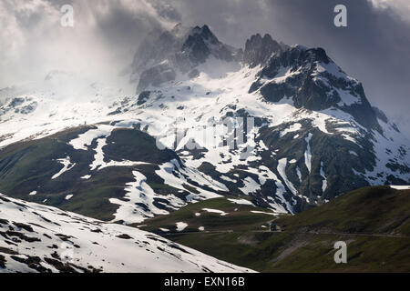 Blick auf die Aiguilles de l'Argentiere Berge, Col du Glandon und D926 Straße in der Nähe der Col De La Croix de Fer, Französische Alpen. Stockfoto