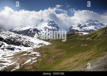 Blick auf die Aiguilles de l'Argentiere Berge, Col du Glandon und D926 Straße in der Nähe der Col De La Croix de Fer, Französische Alpen. Stockfoto