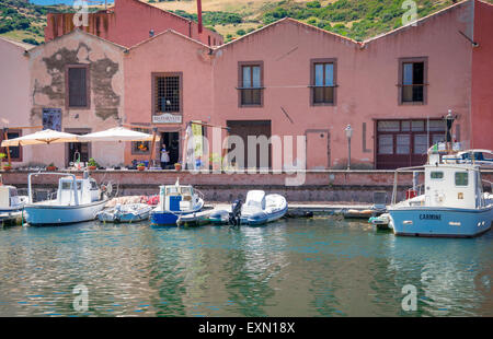 Eine schöne, kleine Stadt an der nordwestlichen Küste von Sardinien, Bosa wird von Serravalle Hügeln dominiert. Stockfoto