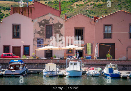 Eine schöne, kleine Stadt an der nordwestlichen Küste von Sardinien, Bosa wird von Serravalle Hügeln dominiert. Stockfoto