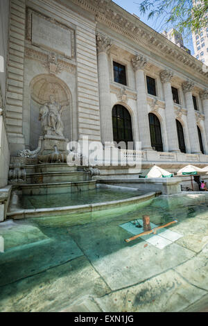 Die Brunnen Wahrheit am Eingang von der New York Public Library fließt mit dem Wasser auf Freitag, 10. Juli 2015. Schönheit und Wahrheit, durch Frederick MacMonnies, welche Buchstütze Eingang in die Bibliothek nach, die seit 1986 stillgelegt eingeschaltet wurden. Die Restaurierung wurde durch ein Geschenk finanziert, die neue Infrastruktur bezahlt. (© Richard B. Levine) Stockfoto