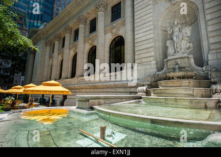 Die Brunnen Schönheit am Eingang von der New York Public Library fließt mit dem Wasser auf Freitag, 10. Juli 2015. Schönheit und Wahrheit, durch Frederick MacMonnies, welche Buchstütze Eingang in die Bibliothek nach, die seit 1986 stillgelegt eingeschaltet wurden. Die Restaurierung wurde durch ein Geschenk finanziert, die neue Infrastruktur bezahlt. (© Richard B. Levine) Stockfoto