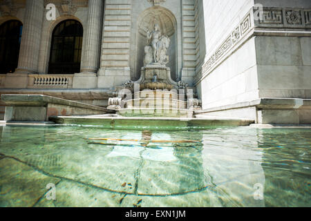 Die Brunnen Schönheit am Eingang von der New York Public Library fließt mit dem Wasser auf Freitag, 10. Juli 2015. Schönheit und Wahrheit, durch Frederick MacMonnies, welche Buchstütze Eingang in die Bibliothek nach, die seit 1986 stillgelegt eingeschaltet wurden. Die Restaurierung wurde durch ein Geschenk finanziert, die neue Infrastruktur bezahlt. (© Richard B. Levine) Stockfoto