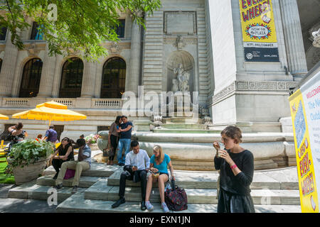 Die Brunnen Schönheit am Eingang von der New York Public Library fließt mit dem Wasser auf Freitag, 10. Juli 2015. Schönheit und Wahrheit, durch Frederick MacMonnies, welche Buchstütze Eingang in die Bibliothek nach, die seit 1986 stillgelegt eingeschaltet wurden. Die Restaurierung wurde durch ein Geschenk finanziert, die neue Infrastruktur bezahlt. (© Richard B. Levine) Stockfoto