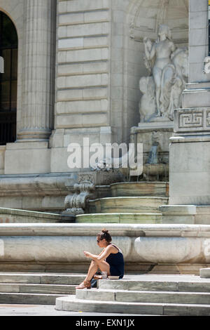 Die Brunnen Schönheit am Eingang von der New York Public Library fließt mit dem Wasser auf Freitag, 10. Juli 2015. Schönheit und Wahrheit, durch Frederick MacMonnies, welche Buchstütze Eingang in die Bibliothek nach, die seit 1986 stillgelegt eingeschaltet wurden. Die Restaurierung wurde durch ein Geschenk finanziert, die neue Infrastruktur bezahlt. (© Richard B. Levine) Stockfoto