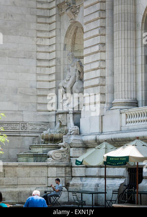 Die Brunnen Wahrheit am Eingang von der New York Public Library fließt mit dem Wasser auf Freitag, 10. Juli 2015. Schönheit und Wahrheit, durch Frederick MacMonnies, welche Buchstütze Eingang in die Bibliothek nach, die seit 1986 stillgelegt eingeschaltet wurden. Die Restaurierung wurde durch ein Geschenk finanziert, die neue Infrastruktur bezahlt. (© Richard B. Levine) Stockfoto