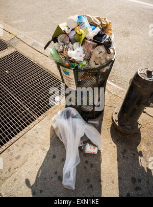 Überquellenden Papierkorb im Stadtteil Chelsea in New York auf Samstag, 11. Juli 2015. (© Richard B. Levine) Stockfoto