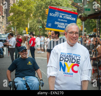 New York City Comptroller Scott Stringer in New York an die erste jährliche Disability Pride Parade auf Sonntag, 12. Juli 2015 feiert den 25. Jahrestag der Unterzeichnung des Americans With Disabilities Act (ADA).  (© Richard B. Levine) Stockfoto