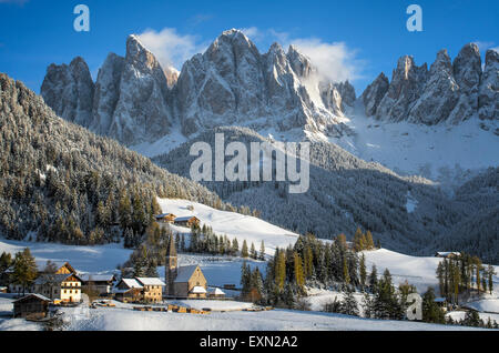 Das kleine Dorf St. Magdalena oder Santa Maddalena mit seiner Kirche mit Schnee bedeckt und mit der Geisler oder Dolomiten Geisler. Stockfoto