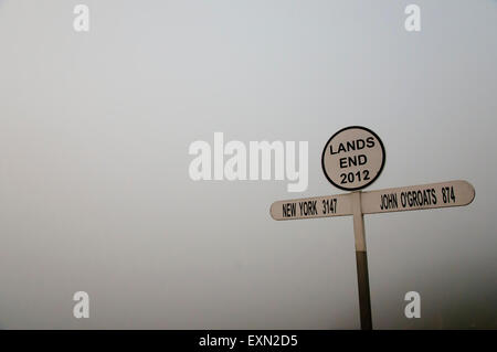 Lands End-Wegweiser in dichtem Nebel - Cornwall - England Stockfoto