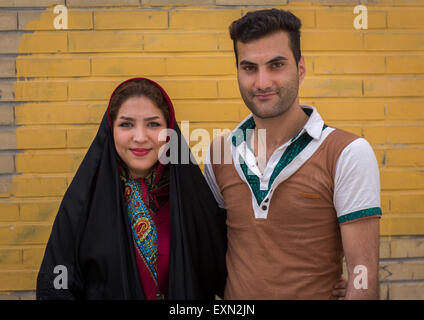 Lächelnd iranischen paar, Provinz Isfahan, Isfahan, Iran Stockfoto