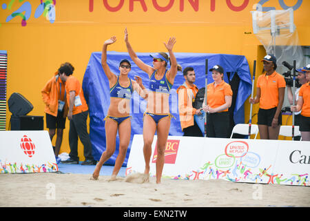 Toronto, Ontario, Kanada. 14. Juli 2015. Frauen Beach-Volleyball match bei den 2015 Pan American Games in Toronto, Kanada. Brasilien schlägt Chile 2-0.Team Brasilien: MAESTRINI LILIANE und HORTA CAROLINA. Team-Chile: FRANCISCA RIVAS und MARDONES PILAR Credit: Igor Vidyashev/ZUMA Draht/Alamy Live-Nachrichten Stockfoto