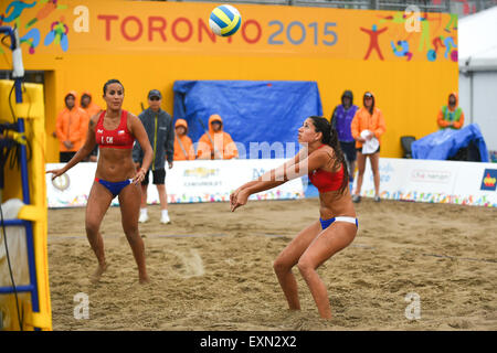 Toronto, Ontario, Kanada. 14. Juli 2015. Frauen Beach-Volleyball match bei den 2015 Pan American Games in Toronto, Kanada. Brasilien schlägt Chile 2-0.Team Brasilien: MAESTRINI LILIANE und HORTA CAROLINA. Team-Chile: FRANCISCA RIVAS und MARDONES PILAR Credit: Igor Vidyashev/ZUMA Draht/Alamy Live-Nachrichten Stockfoto
