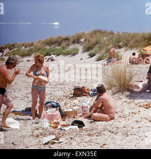 Ein Picknick bin Strand Las Salinas Auf Ibiza, Ibiza 1976. Ein Picknick am Strand Las Salinas auf der Insel Ibiza, Ibiza 1976. Stockfoto