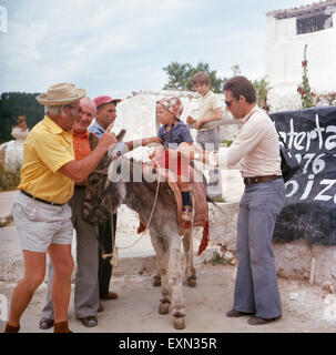 Ein Kleiner Junge Beim Eselreiten bin Strand Las Salinas Auf Ibiza, Ibiza 1976. Ein kleiner Junge reitet einen Esel am Strand Las Salinas auf der Insel Ibiza, Ibiza 1976. Stockfoto