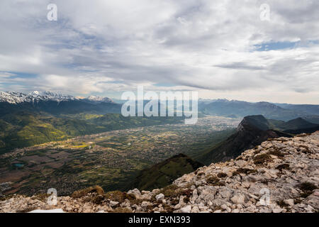 Von dem Gipfel der Dent de Crolles betrachtet Stadt Grenoble. Stockfoto