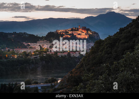 Dämmerung über Sisteron, Alpes-de-Haute-Provence, Frankreich, mit der Zitadelle beleuchtet. Stockfoto