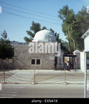 Ein Besuch von Rachels Grab in Juda, in der Nähe von Bethlehem, Israel 1970er Jahre. Besichtigung der Rachel´s Grab in Judäa in der Nähe von Bethlehem, Israel der 1970er Jahre. Stockfoto