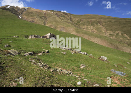 Verlassene, zerstörten Stein Schäferhütte in der Nähe von Col De La Croix de Fer, Französische Alpen. Stockfoto