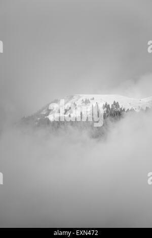 Schneebedeckte Berggipfel, umgeben von Wolken, Bauges-Massivs, in der Nähe von Chambéry Savoie, Französische Alpen. Stockfoto