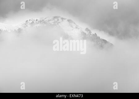 Schneebedeckte Berggipfel, umgeben von Wolken, Bauges-Massivs, in der Nähe von Chambéry Savoie, Französische Alpen. Stockfoto