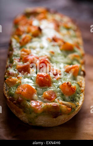 Nahaufnahme von einem Baguette mit Pesto auf rustikalen Hintergrund Stockfoto