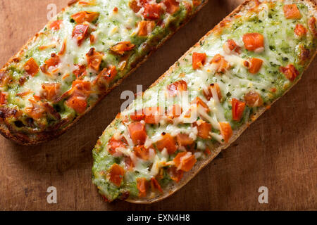 Baguette mit Pesto auf rustikalen Hintergrund Stockfoto