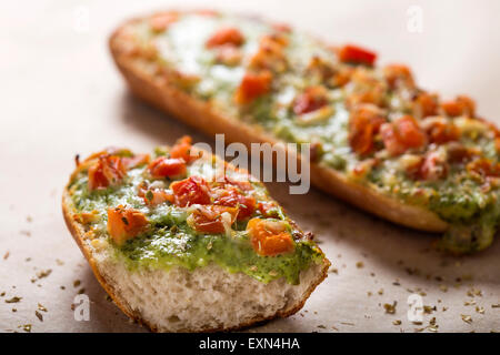 Nahaufnahme von einem gebissen Baguette mit Pesto und Oregano zu verbreiten Stockfoto