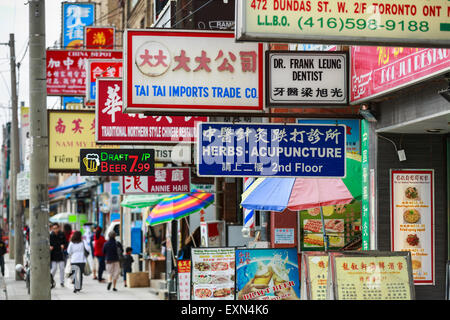 Zeichen in Chinatown auf Dundas Street, Toronto, Ontario, Kanada. Stockfoto