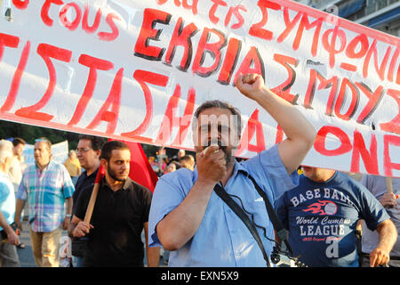 Athen, Griechenland. 15. Juli 2015. Gegen Sparpolitik Demonstranten versammeln sich vor dem griechischen Parlament während einer Kundgebung in Athen. Griechenlands Premierminister kämpfte um seine Regierung angesichts der Empörung über eine strenge Rechnung, dass das Parlament intakt muss Mittwochabend übergeben, wenn das Land ist zur Aufnahme von Verhandlungen über ein neues Rettungspaket und finanziellen Kollaps zu vermeiden. Das Floß der Verbraucher Steuererhöhungen und Rentenreformen wird verurteilen Griechen zum Jahre mehr wirtschaftlicher Not und Zorn unter der linken Syriza Regierungspartei angeheizt hat. Bildnachweis: Aristidis Vafeiadakis/ZUMA Draht/Alamy Live-Nachrichten Stockfoto