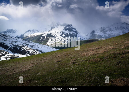 Blick von der Aiguilles de l'Argentiere Berge und Col du Glandon am Col De La Croix de Fer, Savoie, Alpen. Stockfoto