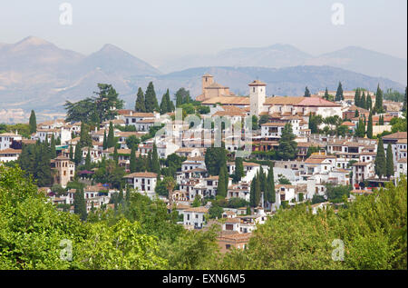 Granada - das Aussehen der Albaicín Viertel und St.-Nikolaus-Kirche von Generalife Gärten der Alhambra-Palast. Stockfoto