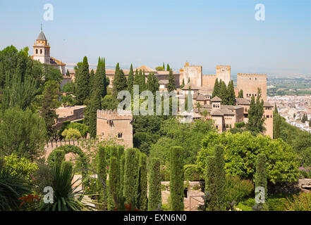 Granada - das Panorama der Alhambra und Generalife Gärten der Stadt. Stockfoto